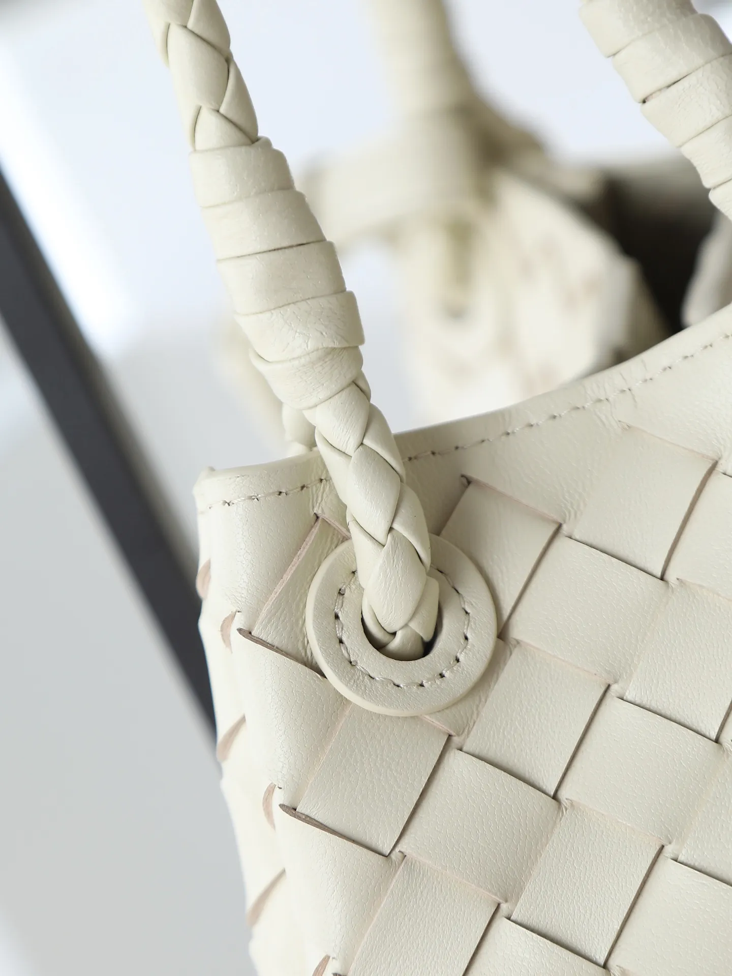1300. BV's new intrecciato woven leather shoulder bag 🪂 835921 comes with a detachable diagonal shoulder strap and comes with a mini bag inside. The appearance retains the unique design of BV woven leather. The parachute bag is a bag that makes people fall in love before seeing the real thing. The small golden knot embellishment is full of simple and high-end sense to meet your needs in different occasions. Size: 29.5X18.5X17.5cm